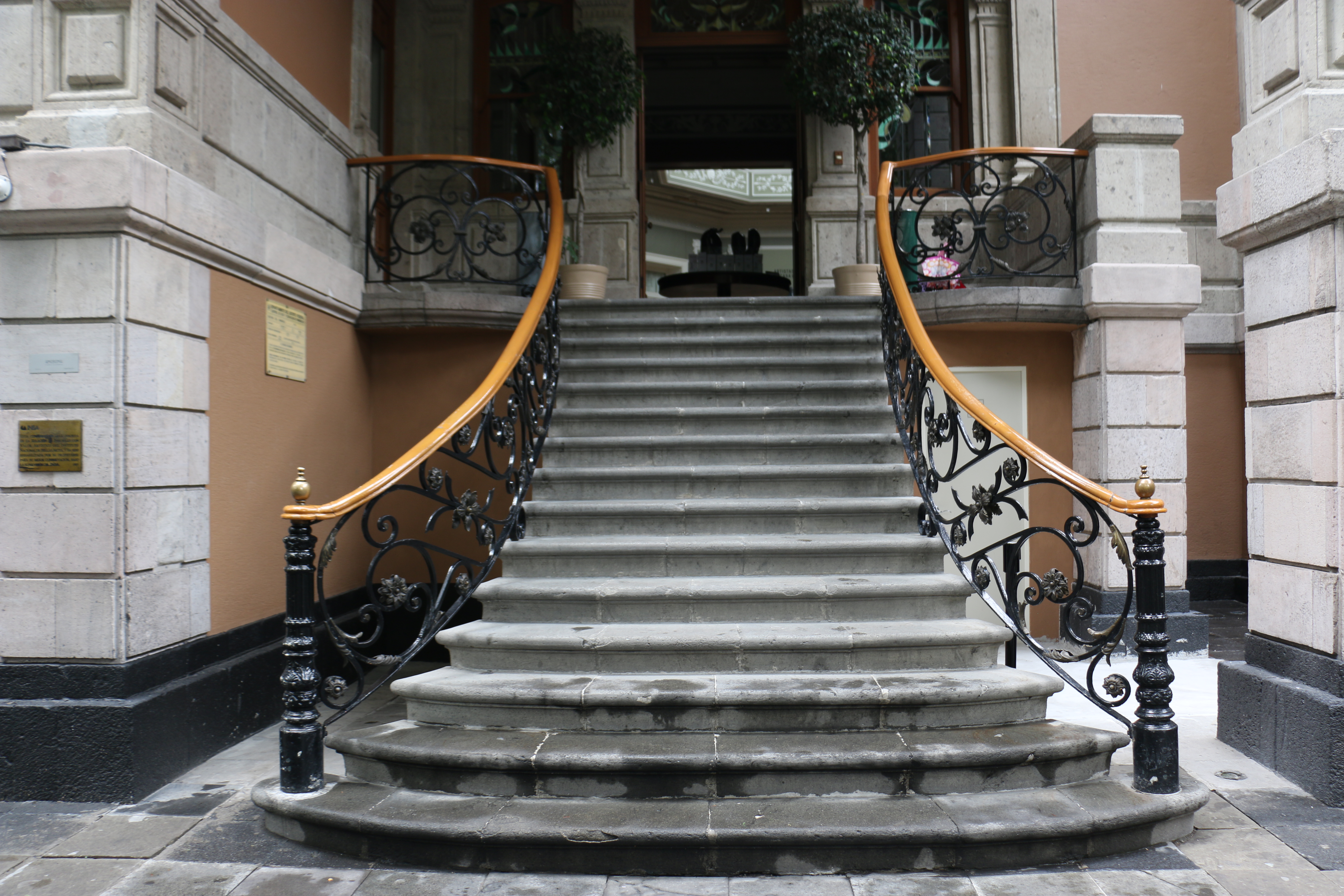 O que é stairs em Espanhol? escaleras