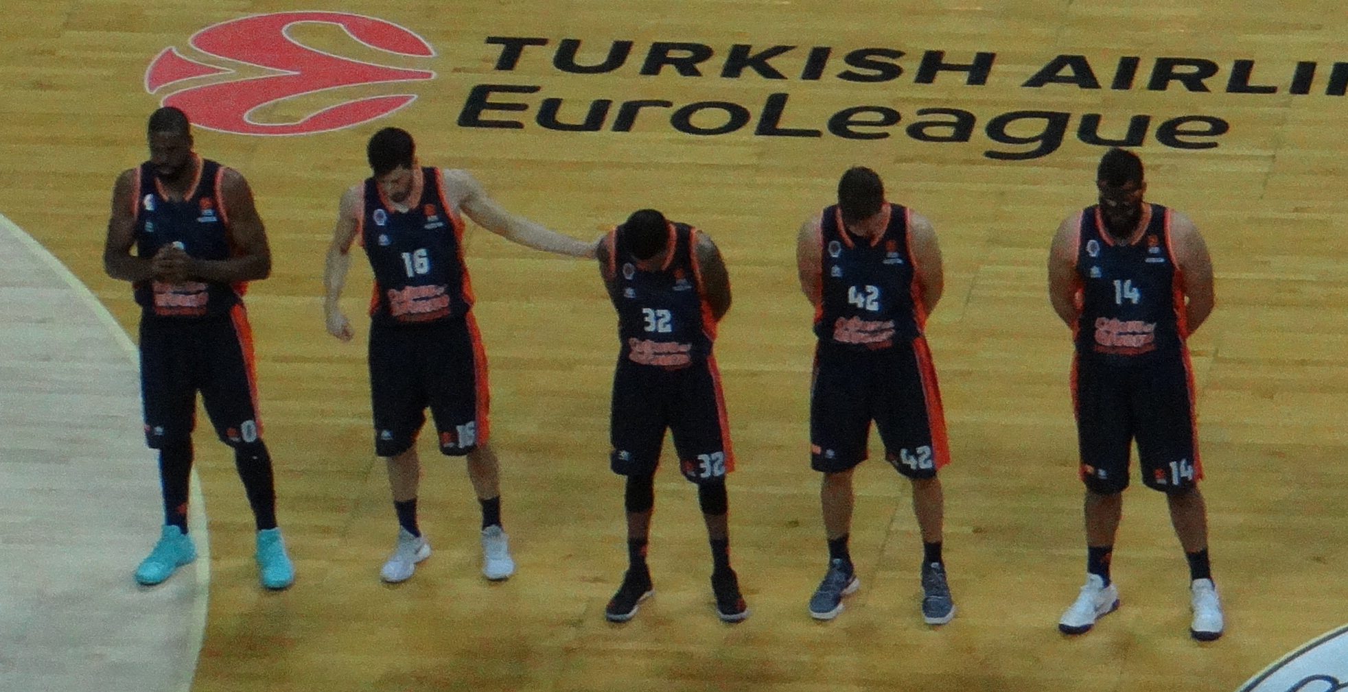 DateiFenerbahçe Mens Basketball vs Valencia Basket Euroleague 20171102 (2) (cropped).jpg