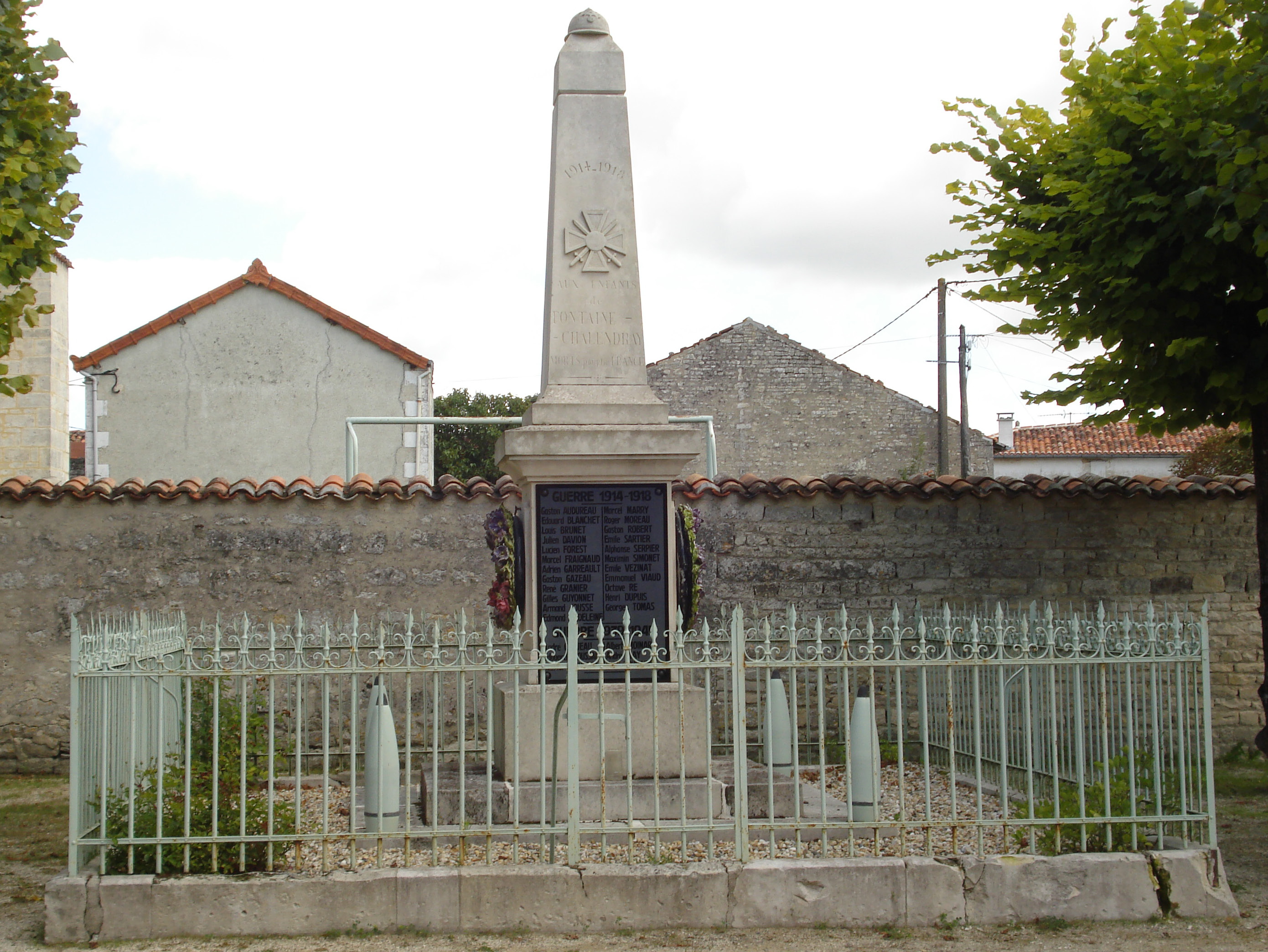 Элементальные монументы фонтейн. Fontaine-Chalendray France.