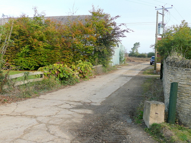 File:Footpath and farm road - geograph.org.uk - 1537559.jpg