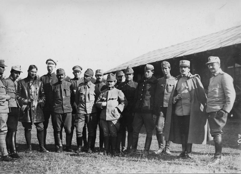 File:Groupe de prisonniers allemands et autrichiens devant des baraquements - Médiathèque de l'architecture et du patrimoine - AP62T099743.jpg