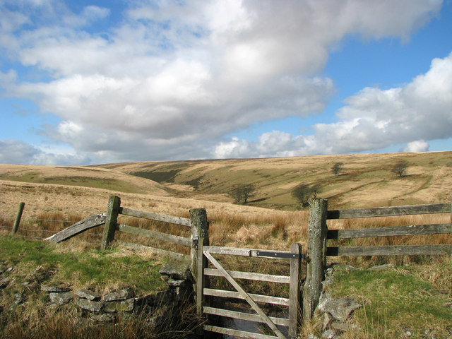 File:Hunting Gate, Trout Hill - geograph.org.uk - 728550.jpg