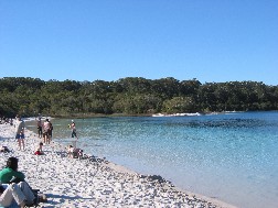 File:LakeMcKenzieBeachWithPeople.jpg