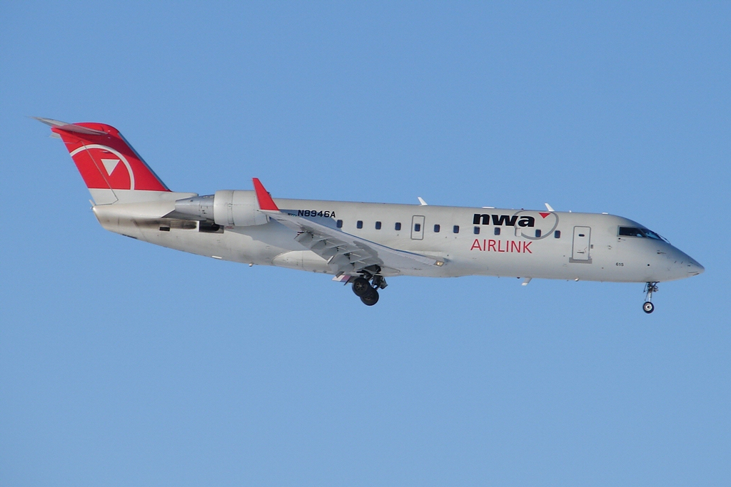 Mesaba Airlines CRJ-200 (2169502341).jpg