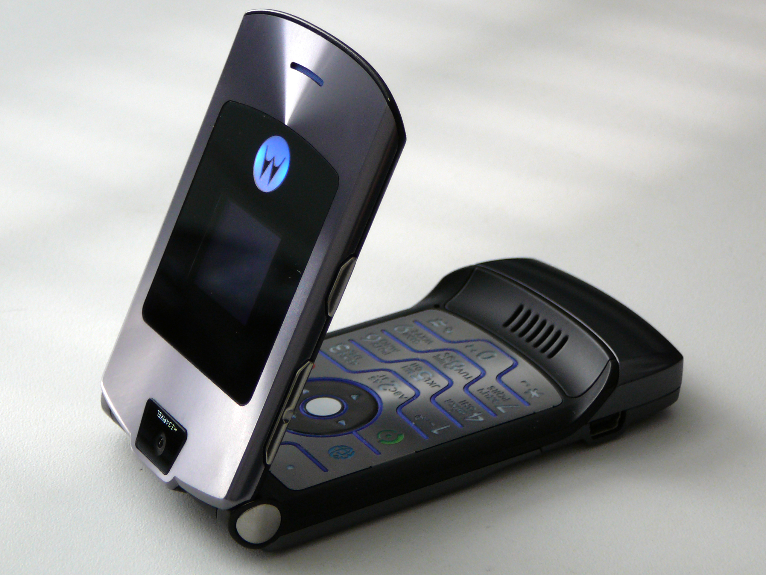 телефон Motorola RAZR V3i: купить в Москве и Санкт-Петербурге, цена,  условия доставки, отзывы. Продажа недорого телефон Motorola RAZR V3i.