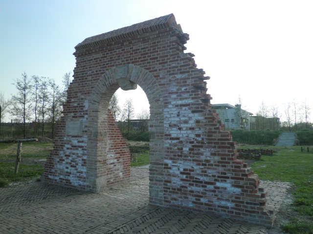 File:Poort klooster Nieuwlicht.JPG