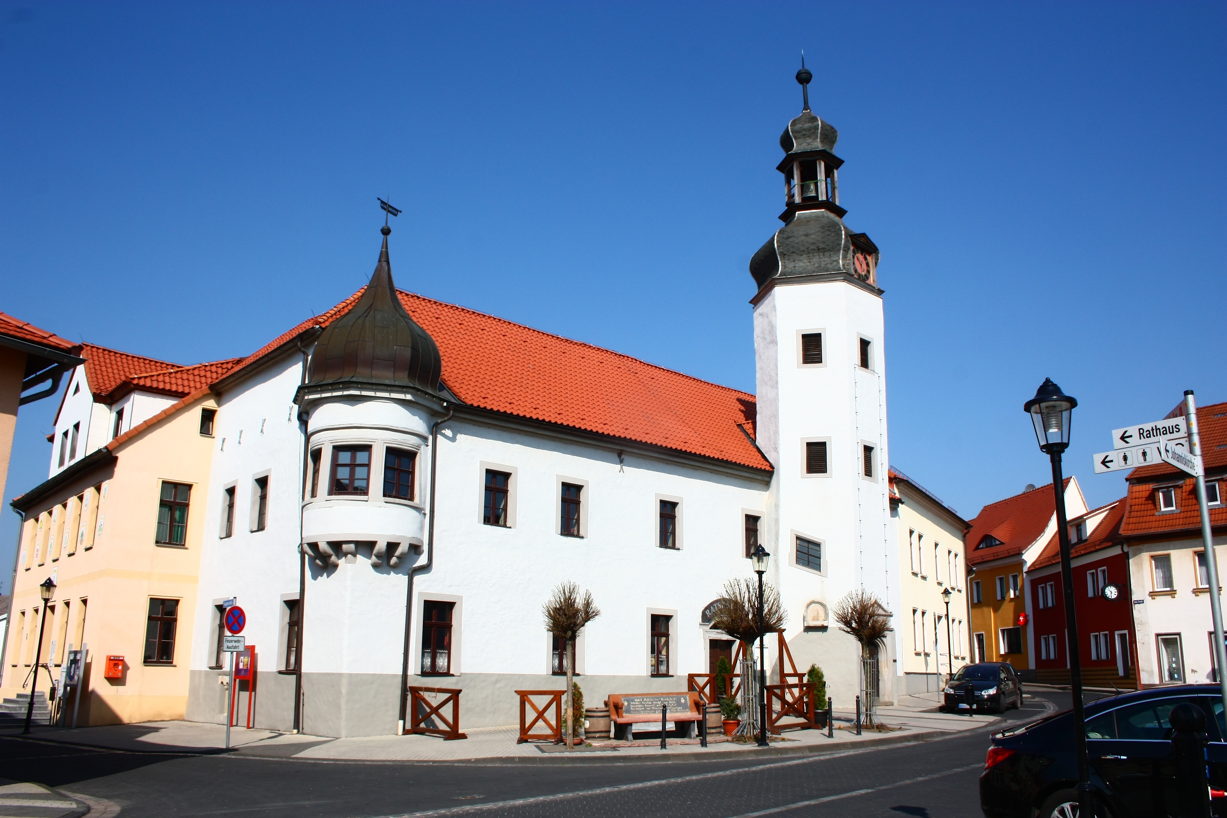 Das Rathaus von Gerbstedt bei blauem Himmel