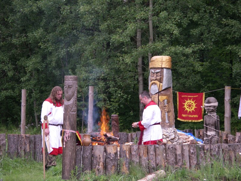 File:Rodnover shrine in Kaluga, Russia.png