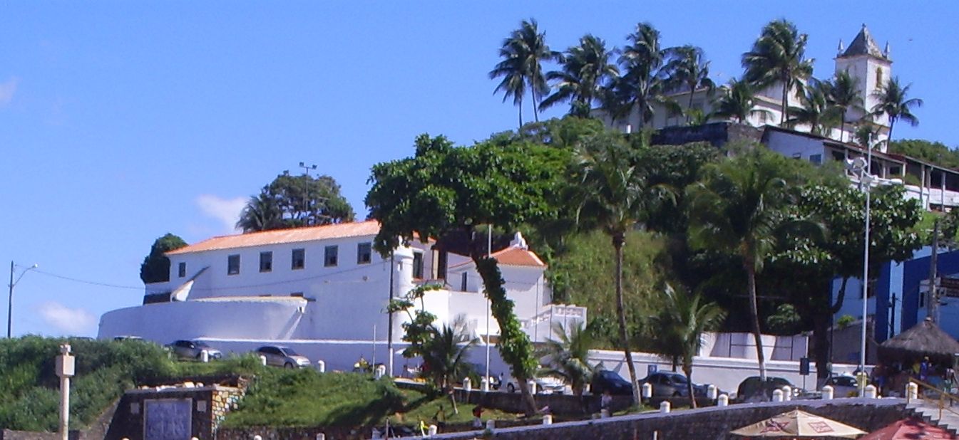 Vista para o Forte de São Diogo em Salvador - BA, com a Igreja de Santo Antônio ao fundo. 