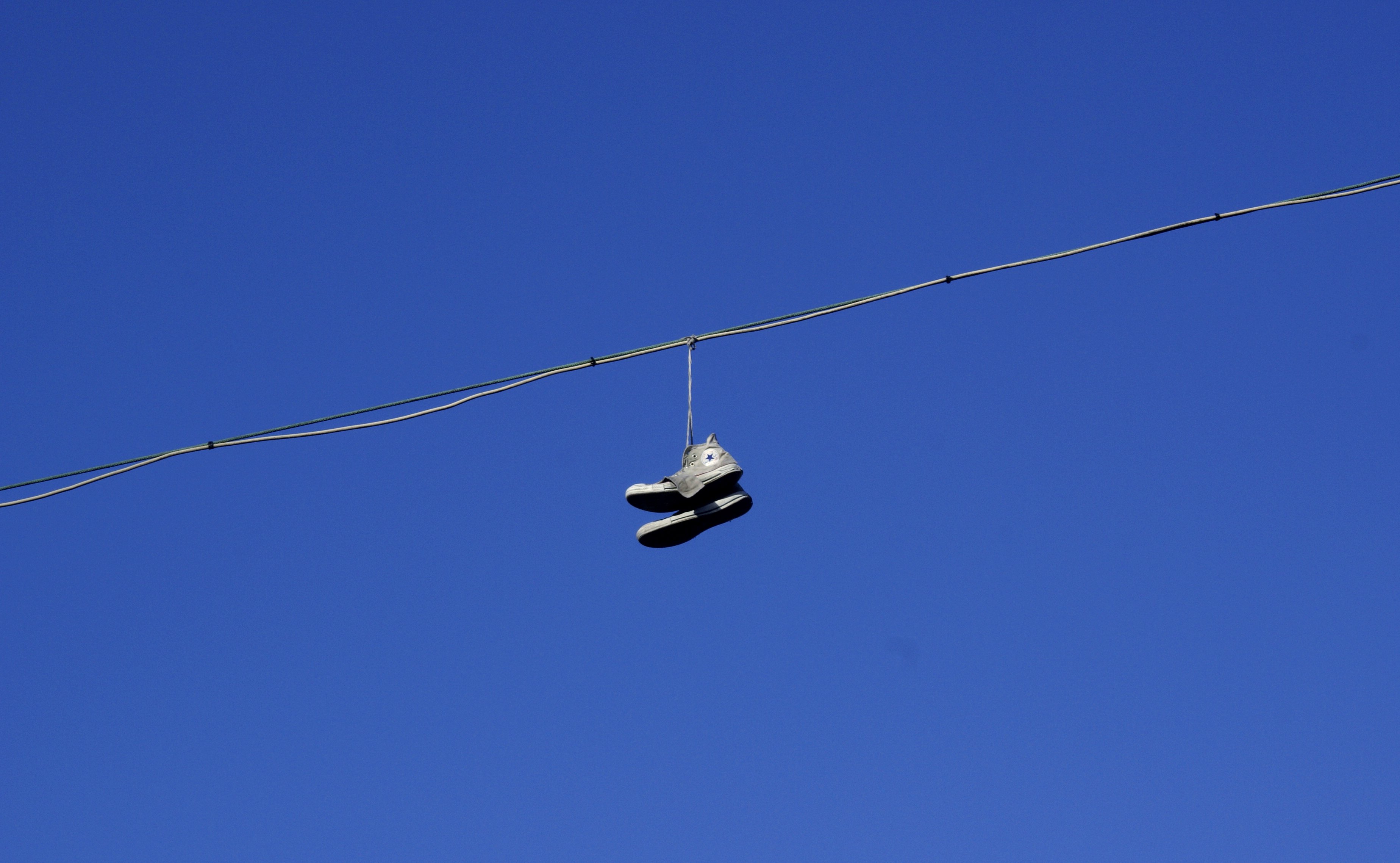 File:Shoes in telephone wire.jpg - Wikimedia Commons