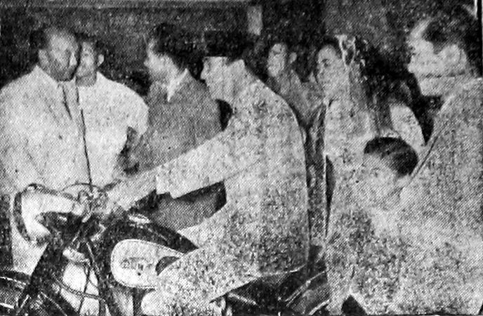 Quelles motos en Hongrie ? Sukarno_on_Motorcycle_Suara_Merdeka_18_Sep_1954_p1