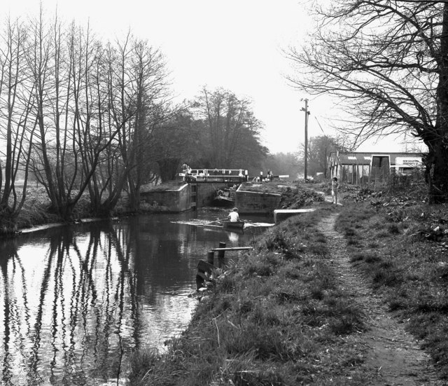 File:Unstead Lock, River Wey, Surrey - geograph.org.uk - 620279.jpg