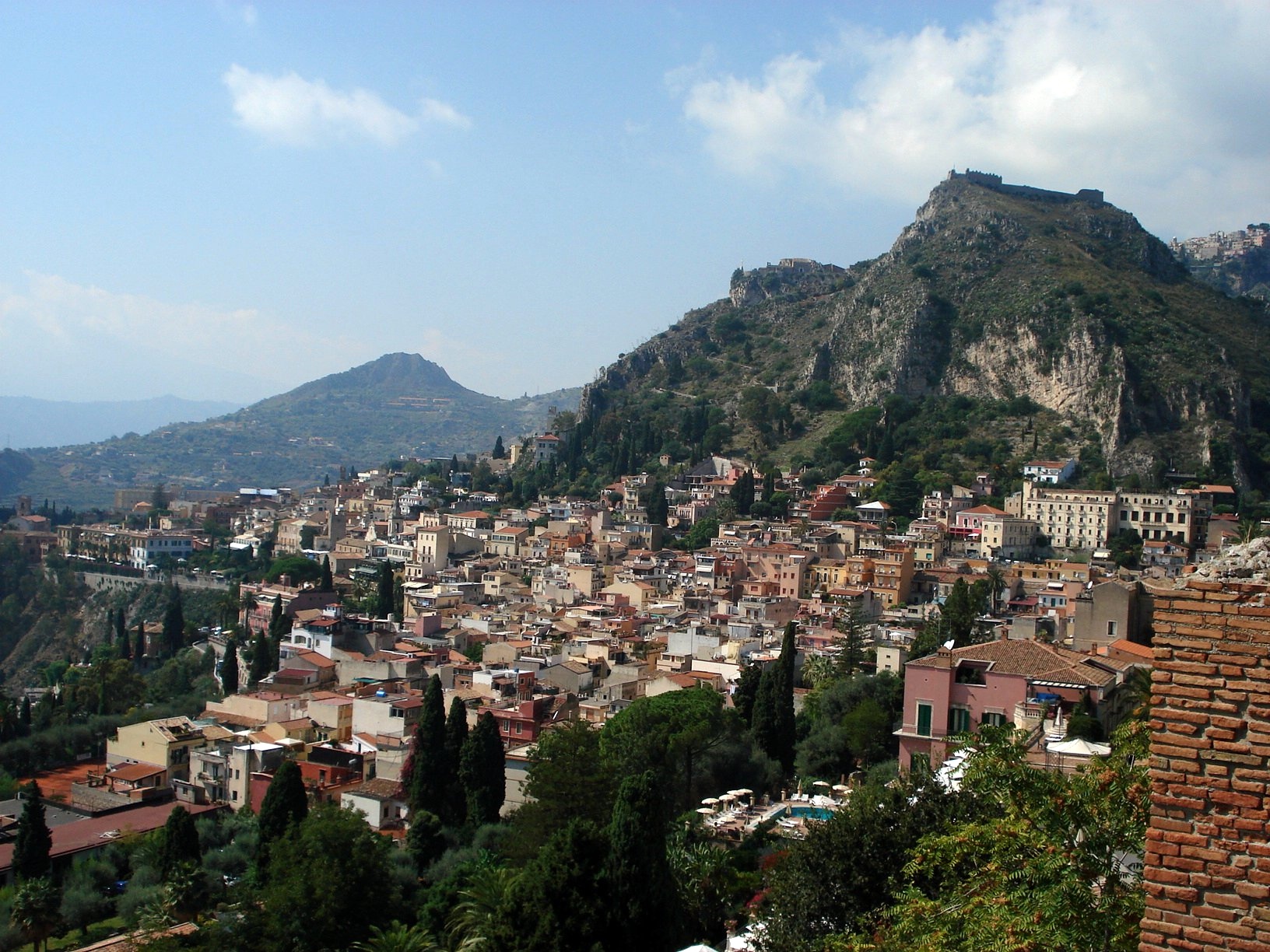 Таормина Италия. Кастельмола. Кастельмола Сицилия фото. Sicilia Taormina кофта. Сицилия 1 мая