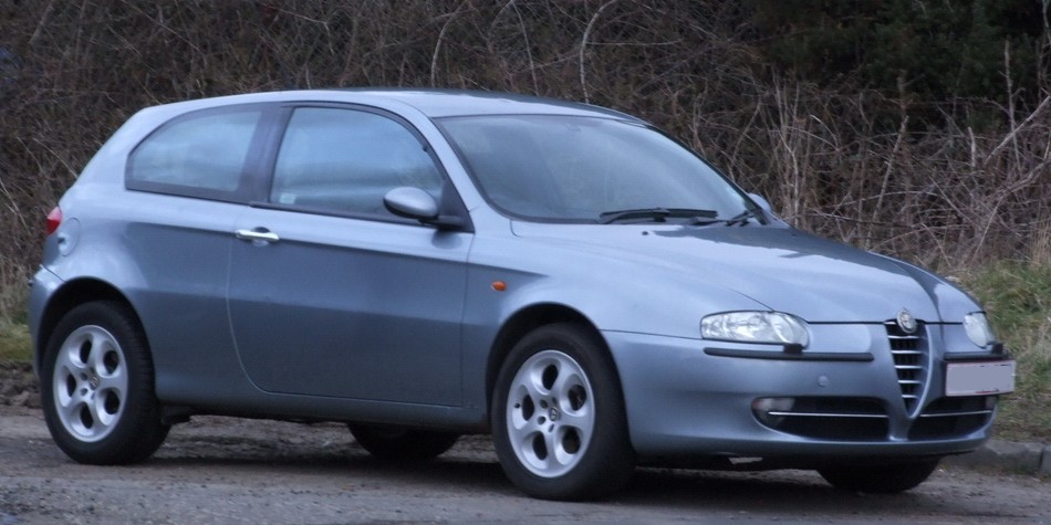 File:Alfa Romeo 147 (post facelift) outside shoe shop in Aachen.jpg -  Wikimedia Commons