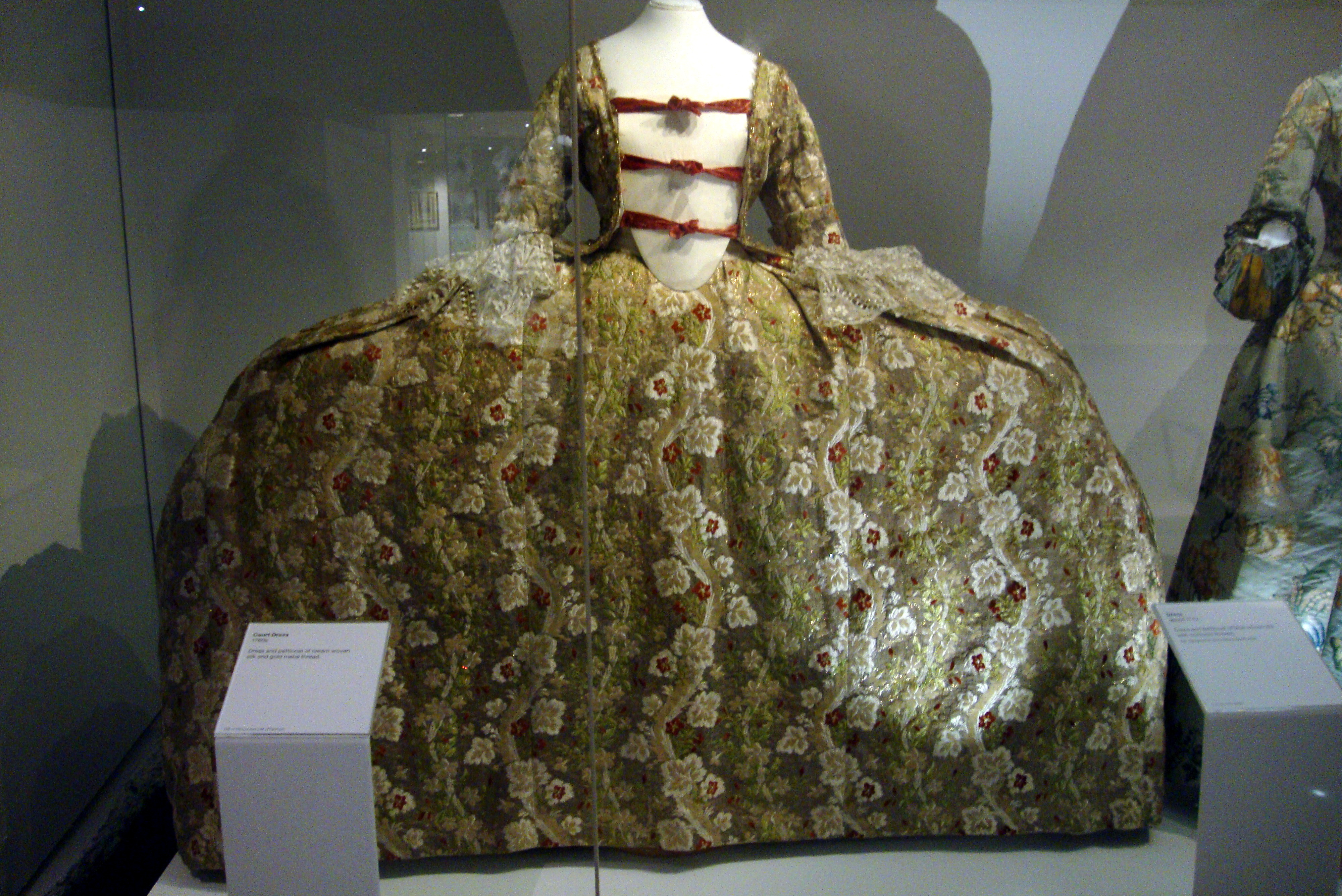Pannier (clothing) - Wikipedia