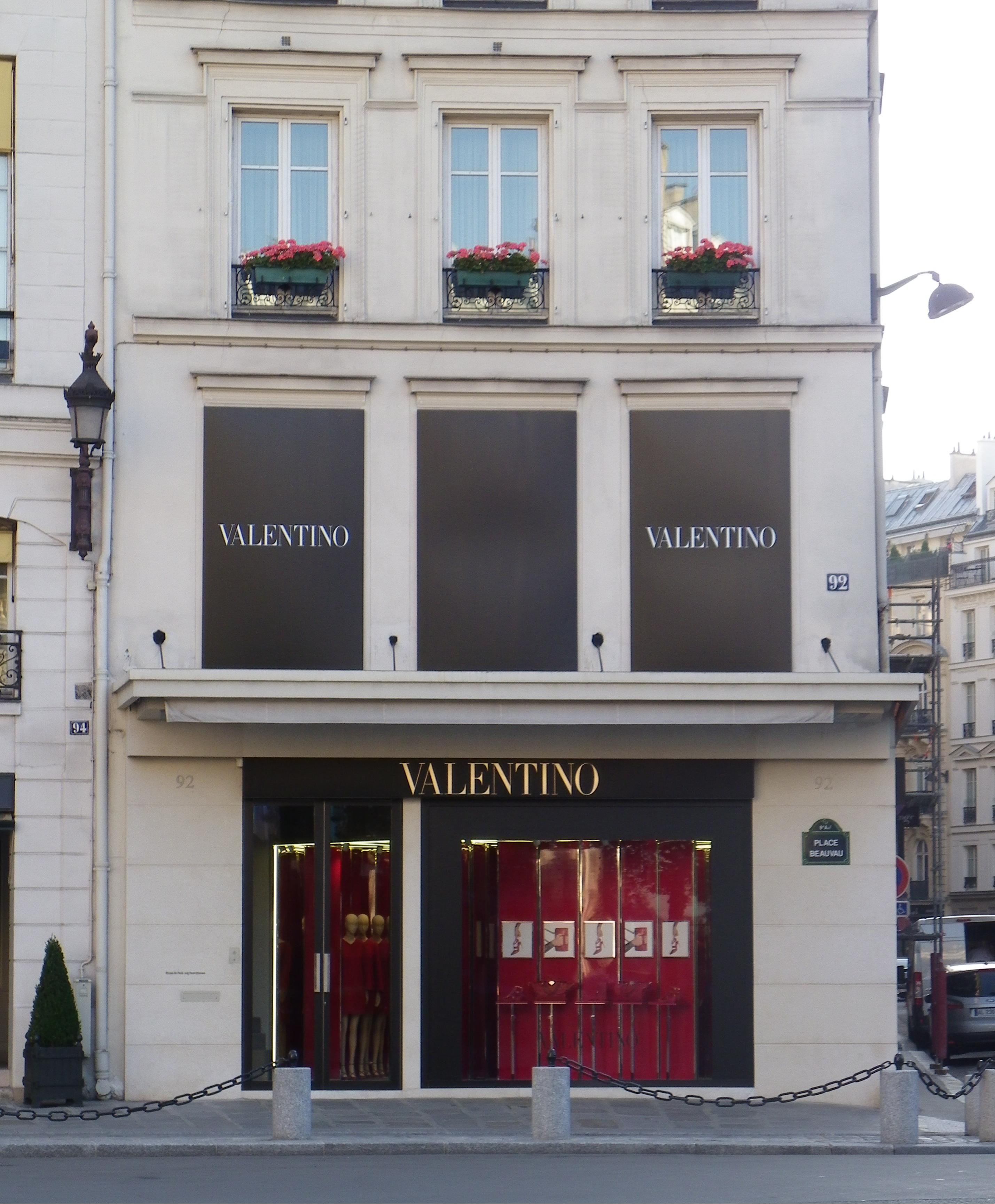 File:Boutique Valentino à Paris.jpg - Wikimedia Commons