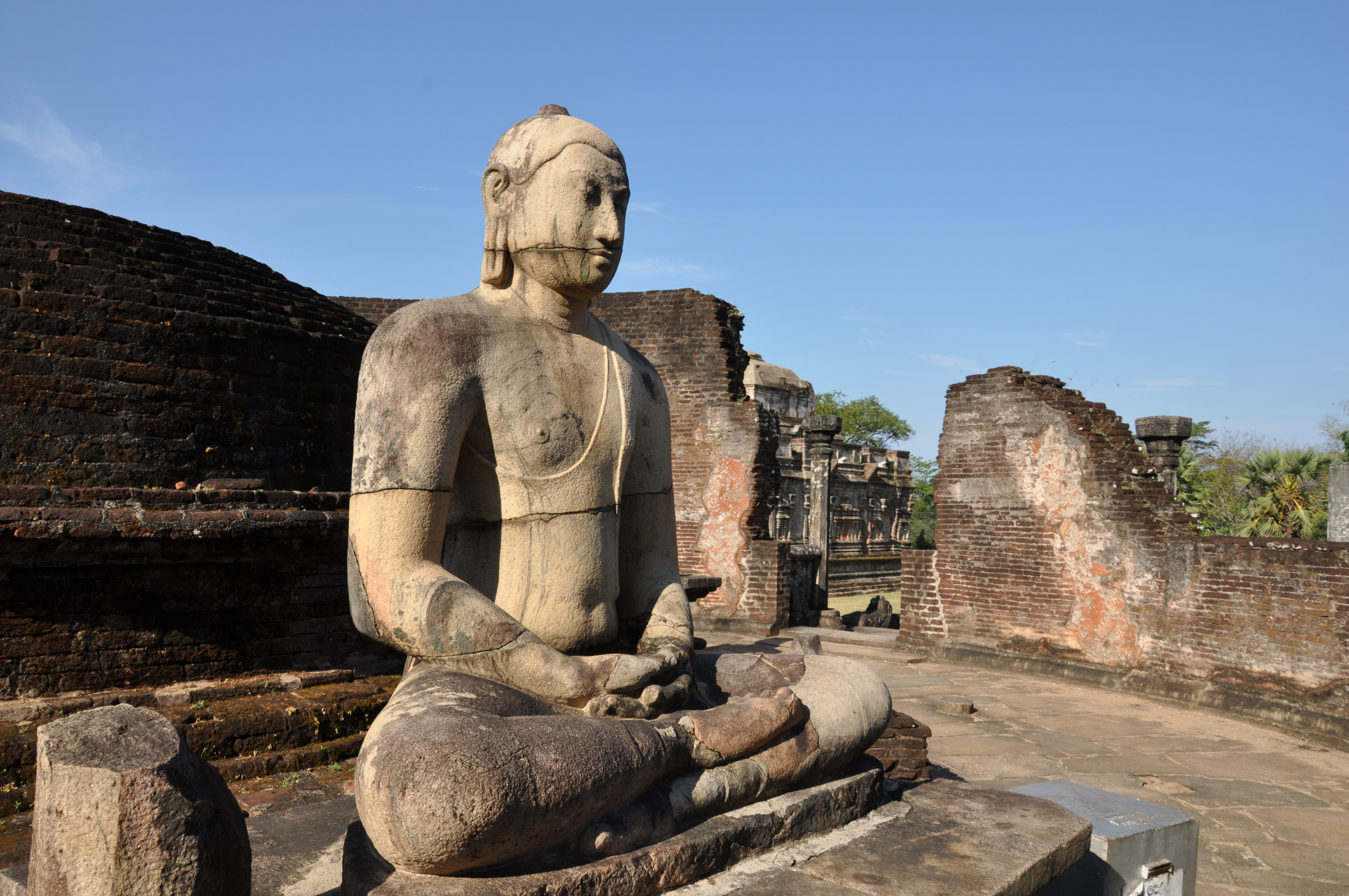 Гид шри ланка. Статуя Будды в Полоннарува. Полоннарува Шри Ланка. Статуя Будды Бахиравоканда Вихара. Гал Вихара Шри Ланка.