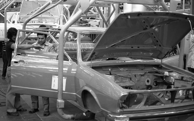 File:Bundesarchiv B 145 Bild-F040727-0023, Wolfsburg, VW Autowerk.jpg