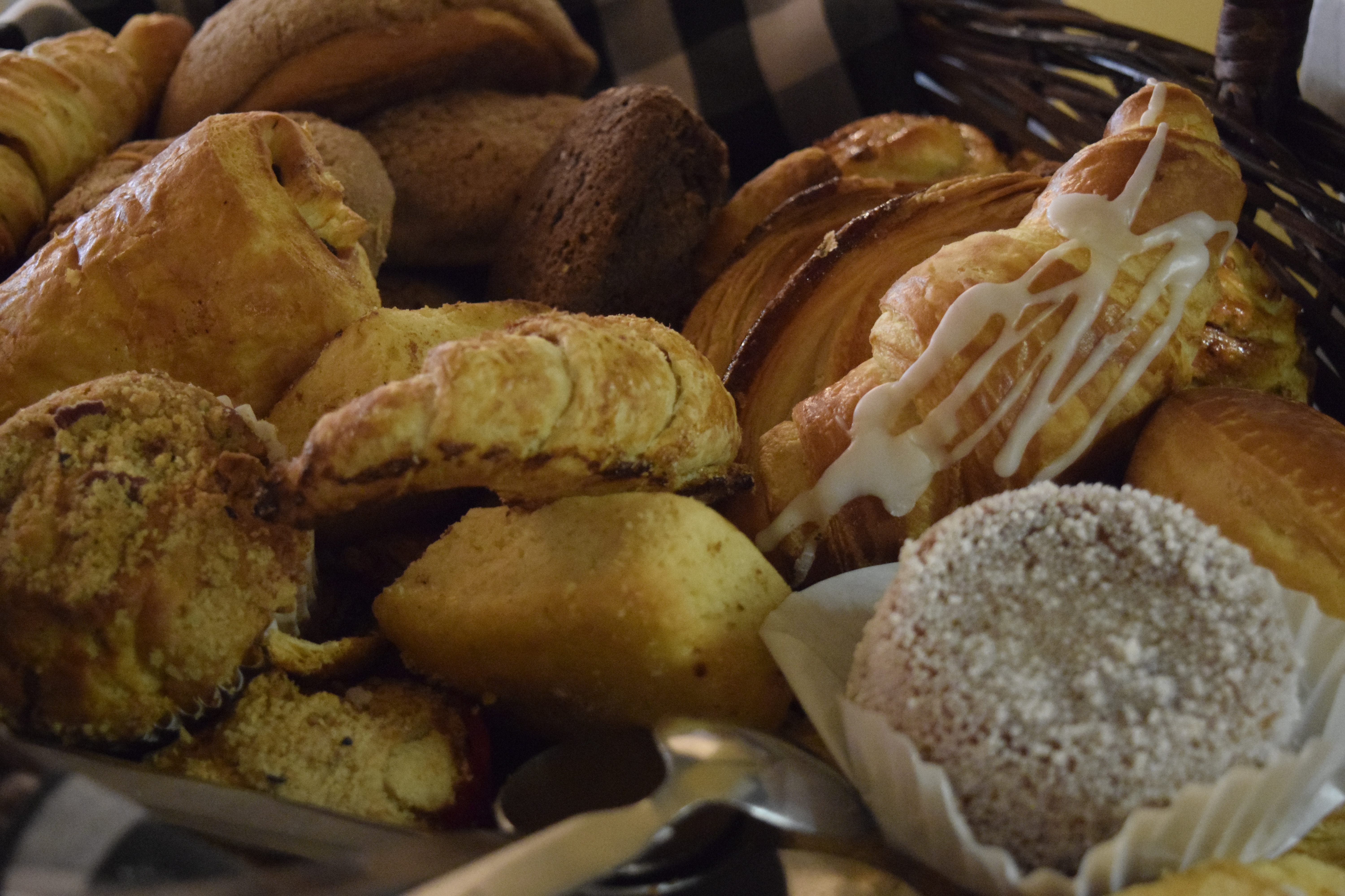 Canasta con pan dulce de la "Fonda Garufa" en la Colonia Condesa en la Ciudad de México.jpg