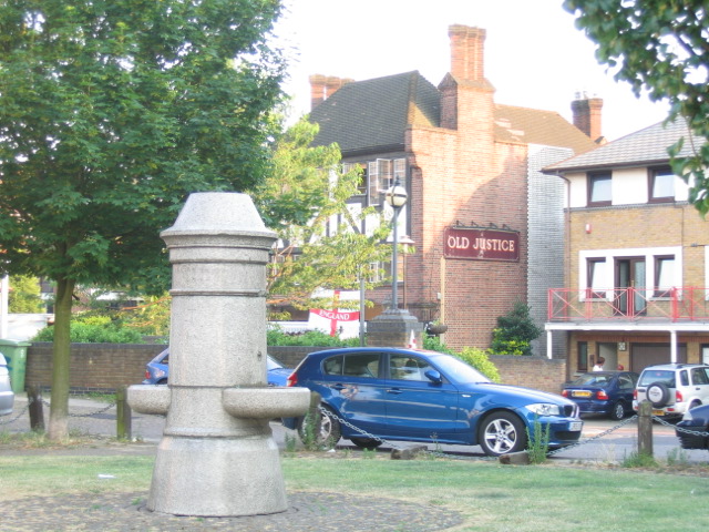 File:Drinking fountain, Bermondsey - geograph.org.uk - 197064.jpg