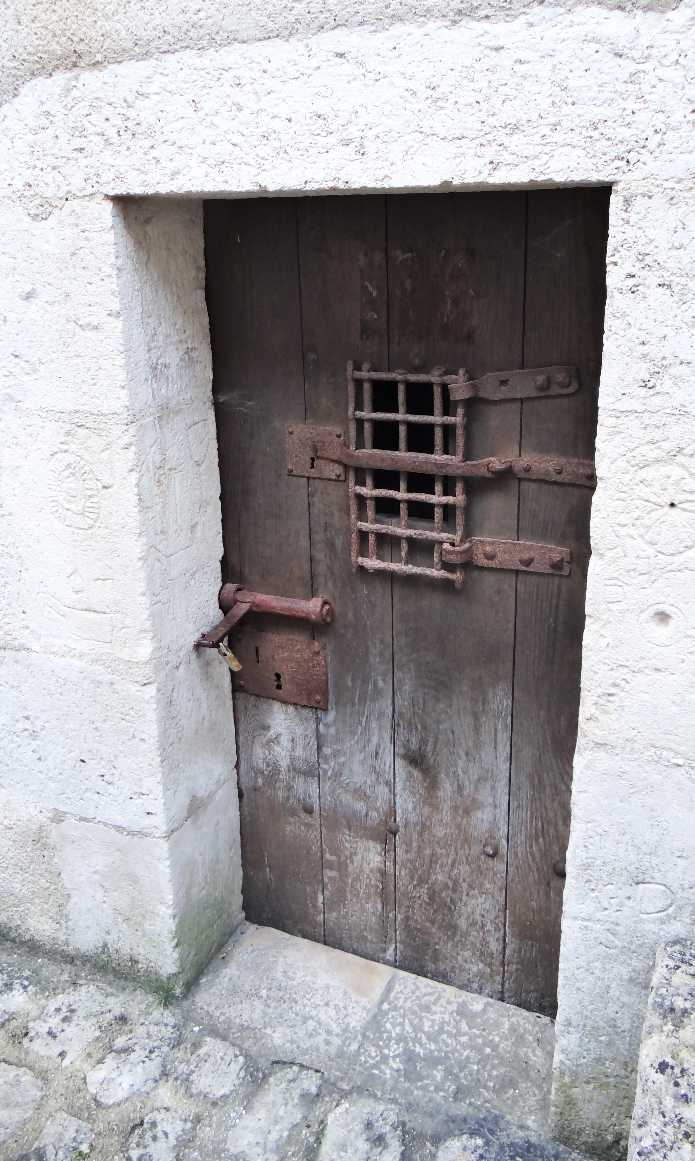 Открой дверь в подземелье. Medieval Door Bolted.