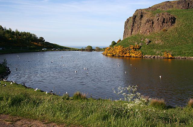 File:Dunsapie Loch - geograph.org.uk - 3506099.jpg