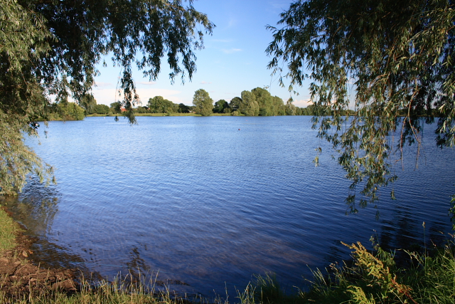 File:Ellerton Lake - geograph.org.uk - 492078.jpg