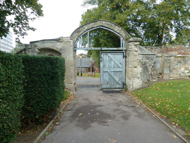 File:Exiting Dunstable Priory (geograph 2659933).jpg