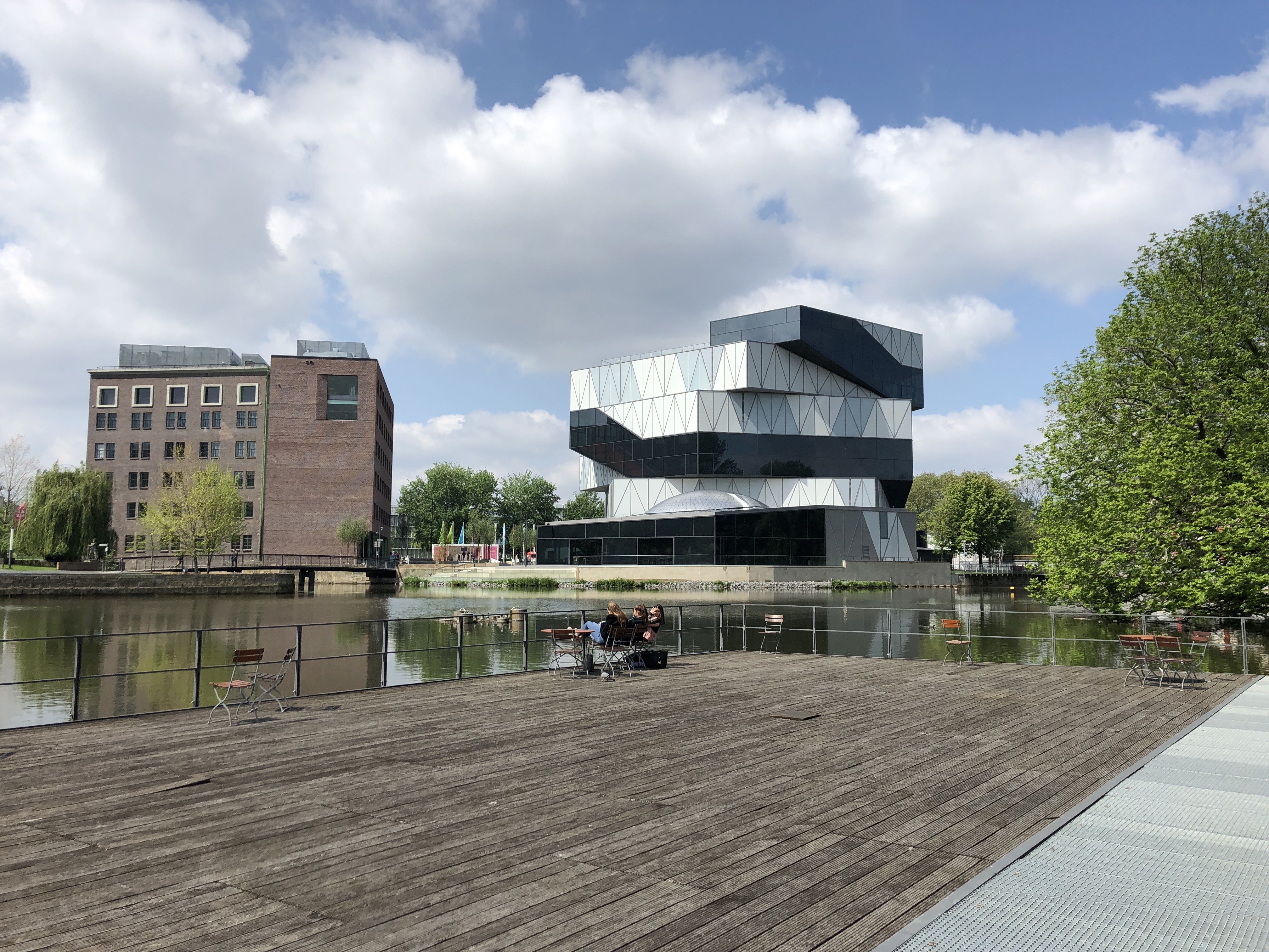 Das Science Center experimenta mit Bestandsbau (links) und Neubau (rechts).