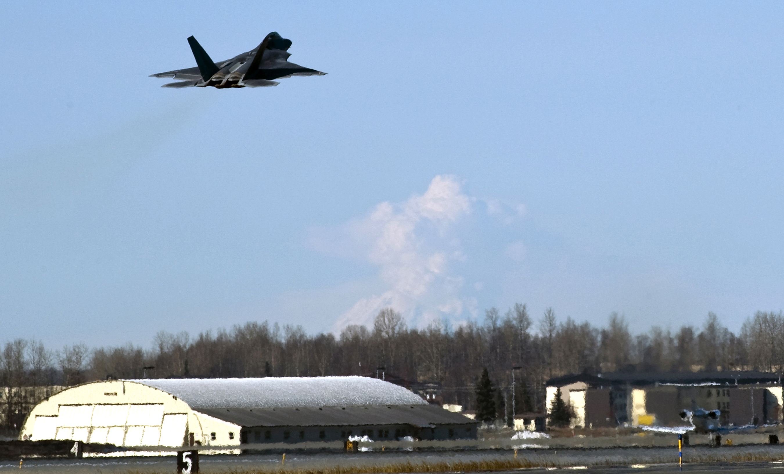 Бе 100. Ф-22 авиабазе Эльмендорф.