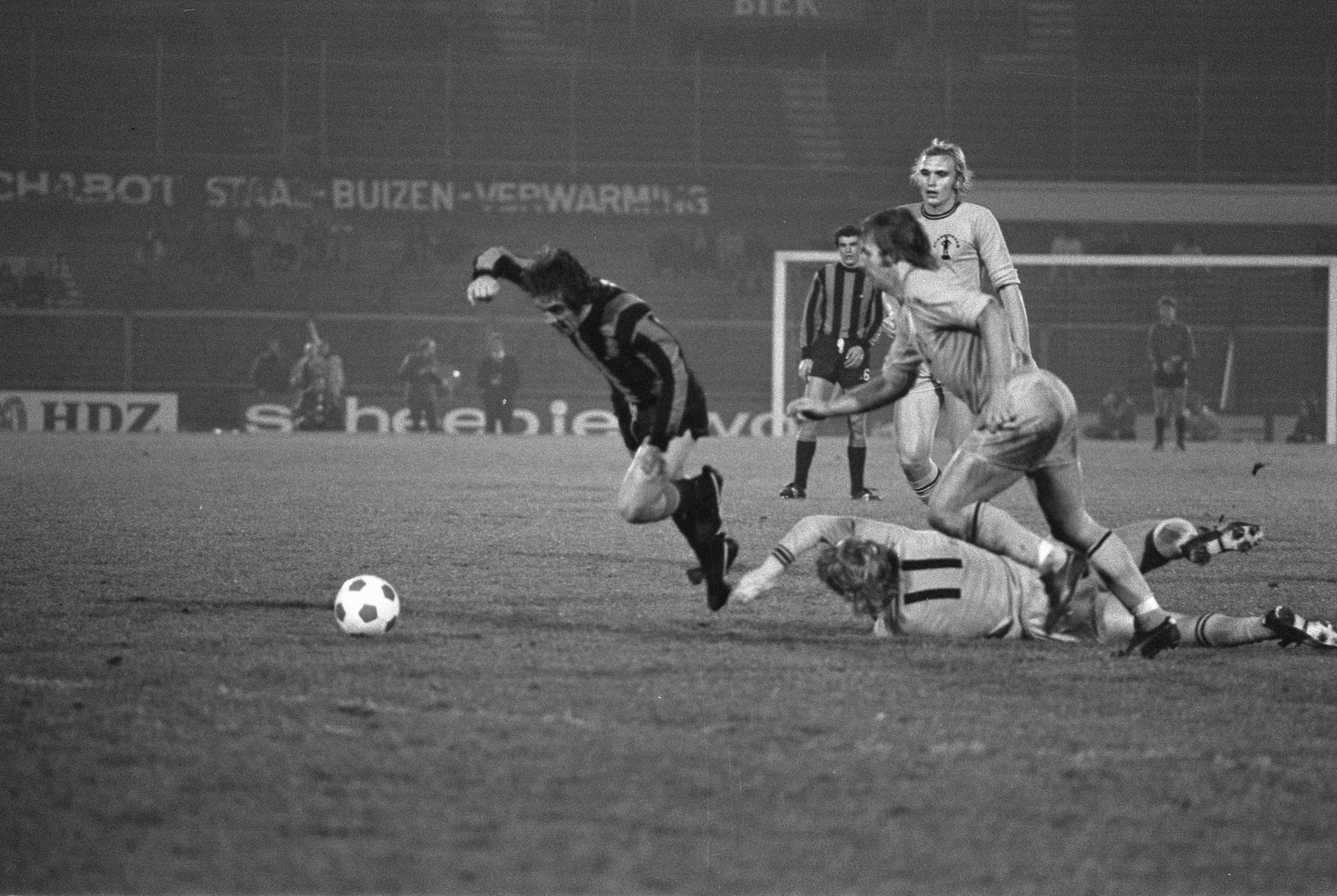 FC Amsterdam tegen Inter Milan 0-0 (UEFA), Oriali (l) wordt afgestopt door Dekke, Bestanddeelnr 927-5677