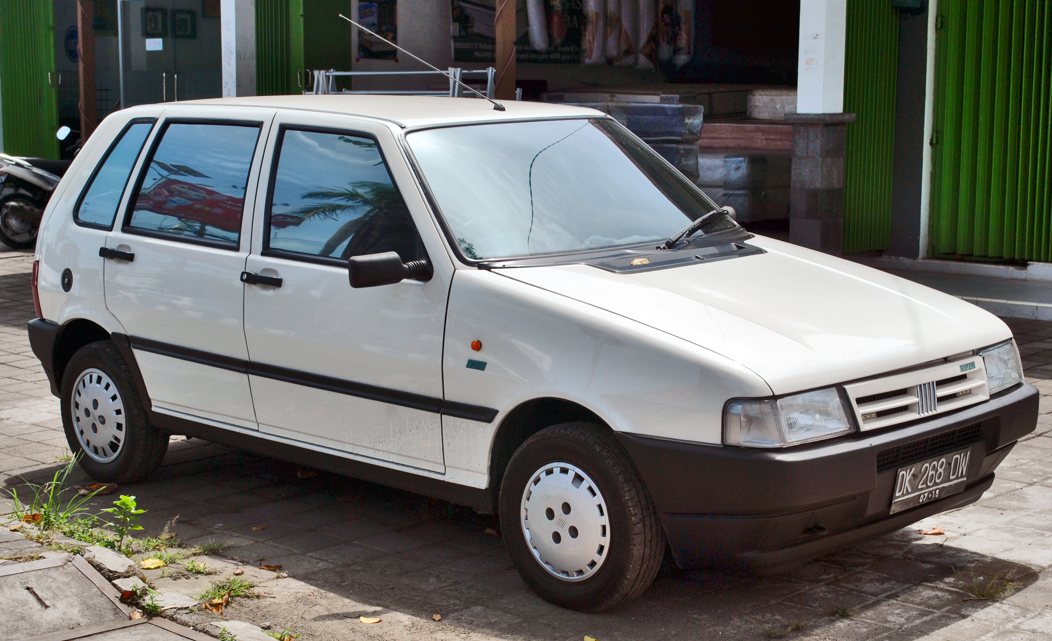 File:Fiat Uno (front), Jimbaran.jpg - Wikimedia Commons