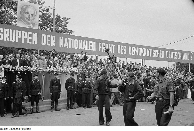 File:Fotothek df roe-neg 0006016 010 Demonstrationszug mit dem Musikkorps der FDJ, im Hintergrund Wilhelm Pieck auf d.jpg