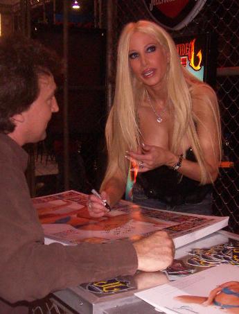 File:Gina Lynn at AEE 2007 Friday 2.jpg