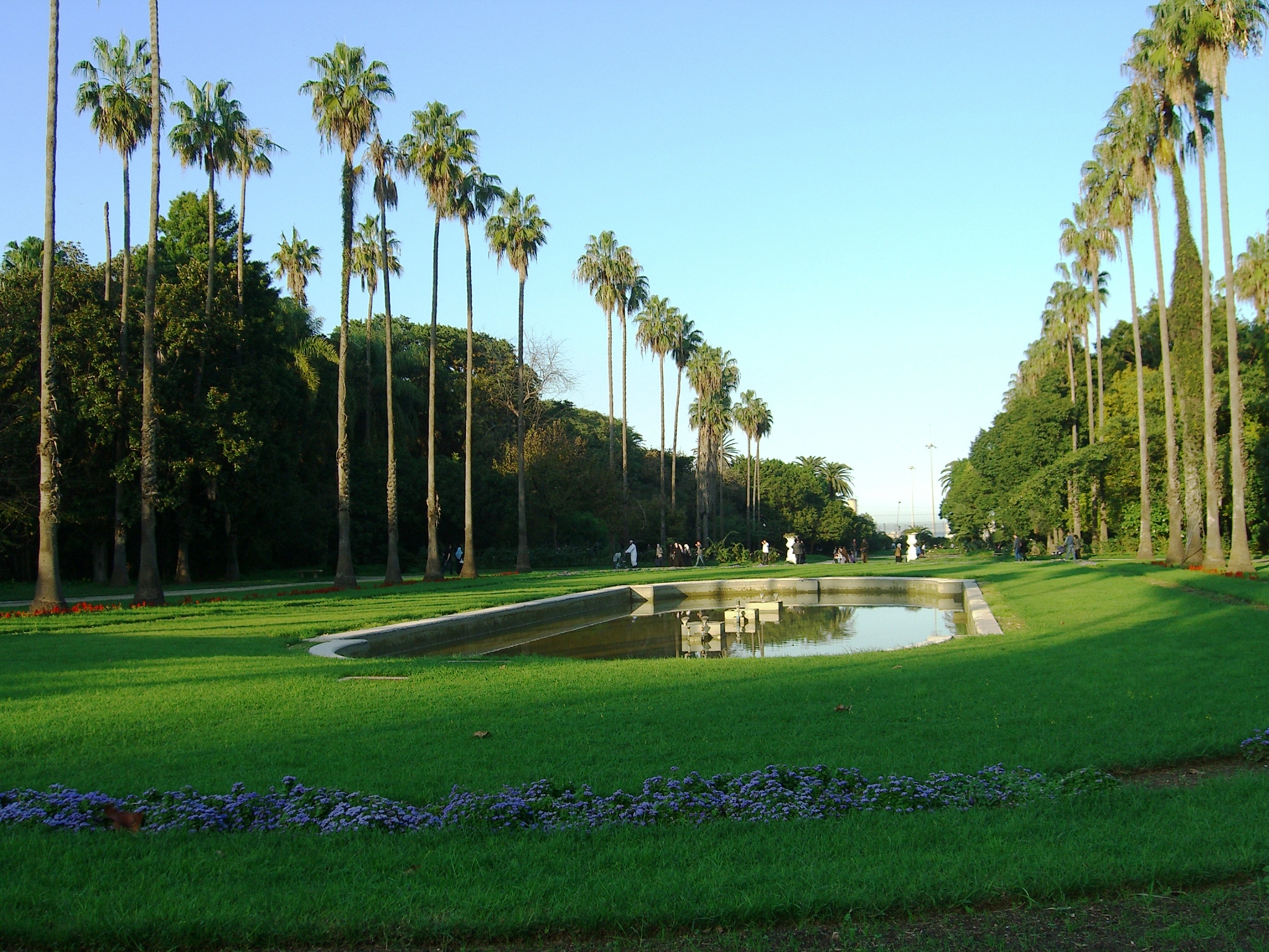 https://upload.wikimedia.org/wikipedia/commons/7/72/Jardin_Fran%C3%A7ais_-_Jardin_d'essai_El_Hamma_-_Alger.JPG