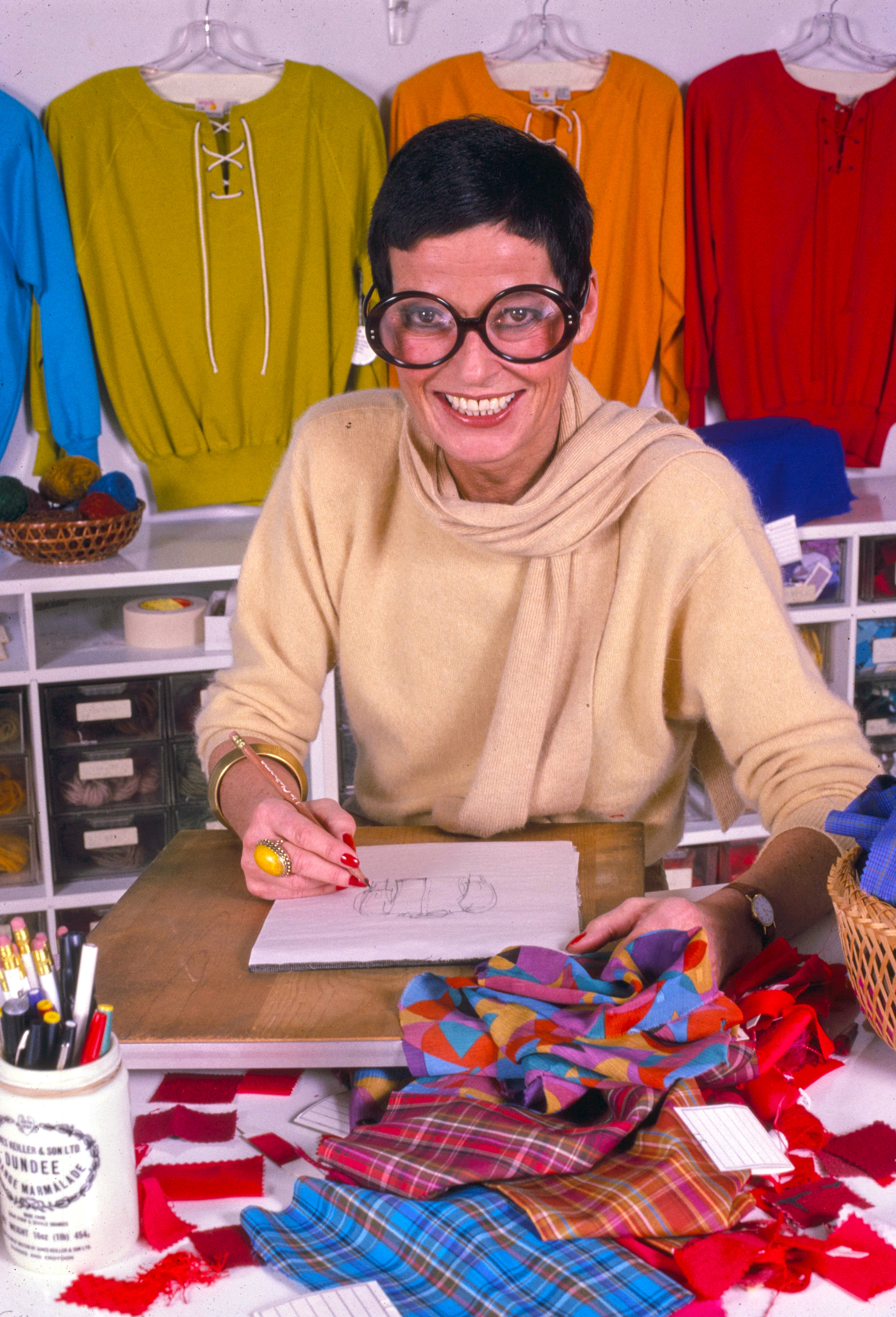 https://upload.wikimedia.org/wikipedia/commons/7/72/Liz_Claiborne%2C_fashion_designer.jpg