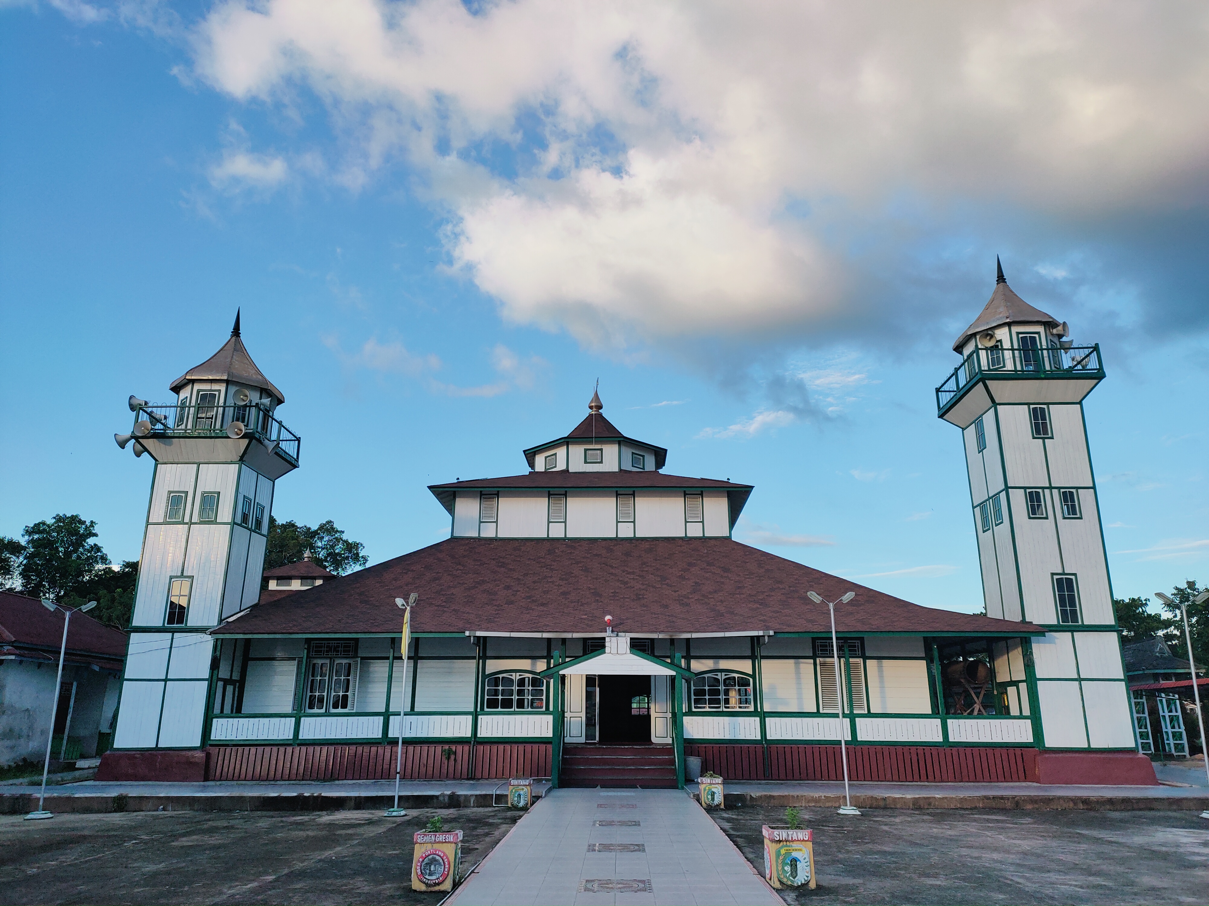 File:Masjid JamiK Sultan Nata Sintang 1.jpg - Wikimedia Commons