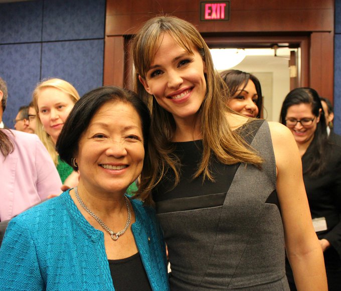 https://upload.wikimedia.org/wikipedia/commons/7/72/Mazie_Hirono_and_Jennifer_Garner.jpg