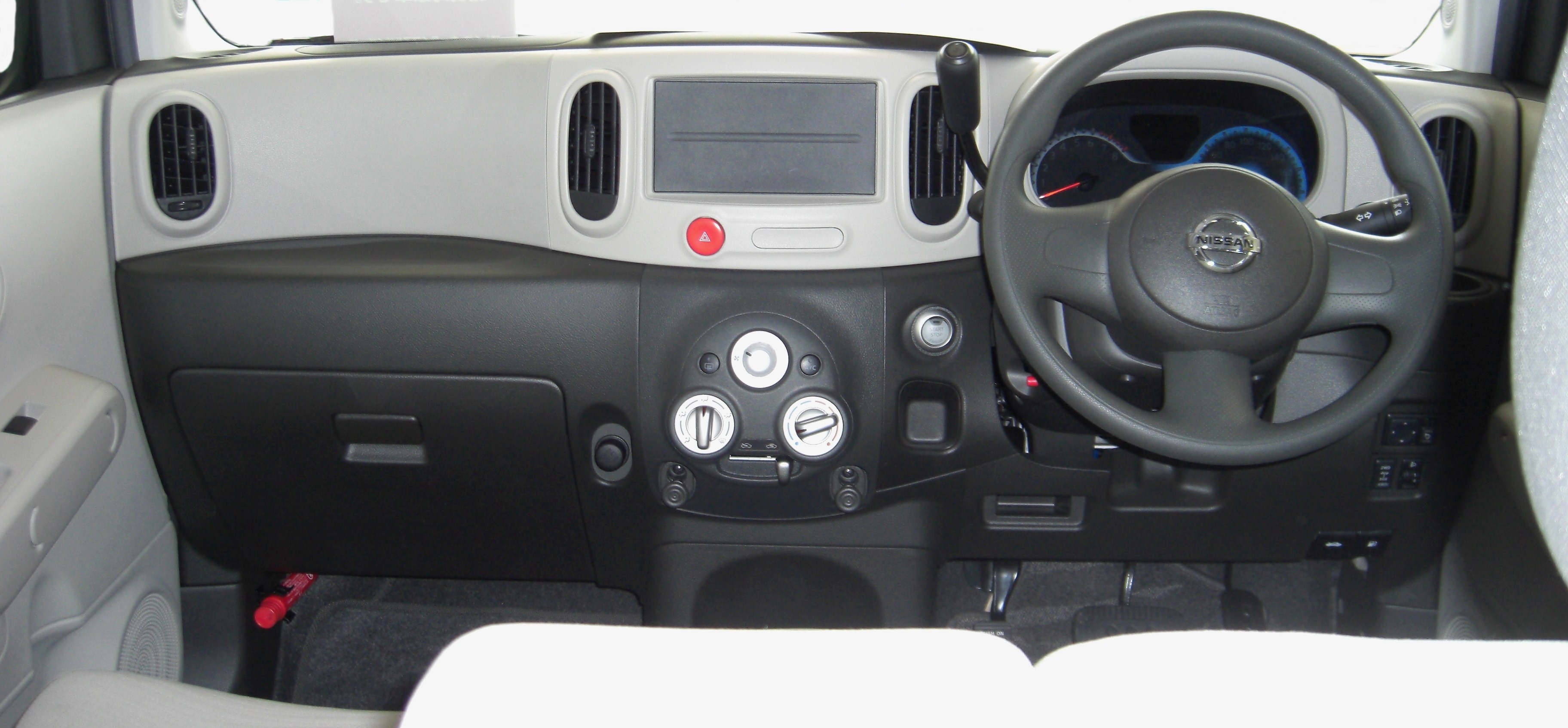 File Nissan Cube Z12 Interior Jpg Wikimedia Commons