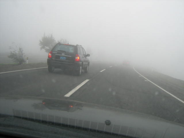 File:Niebla en carretera de Perú.jpg