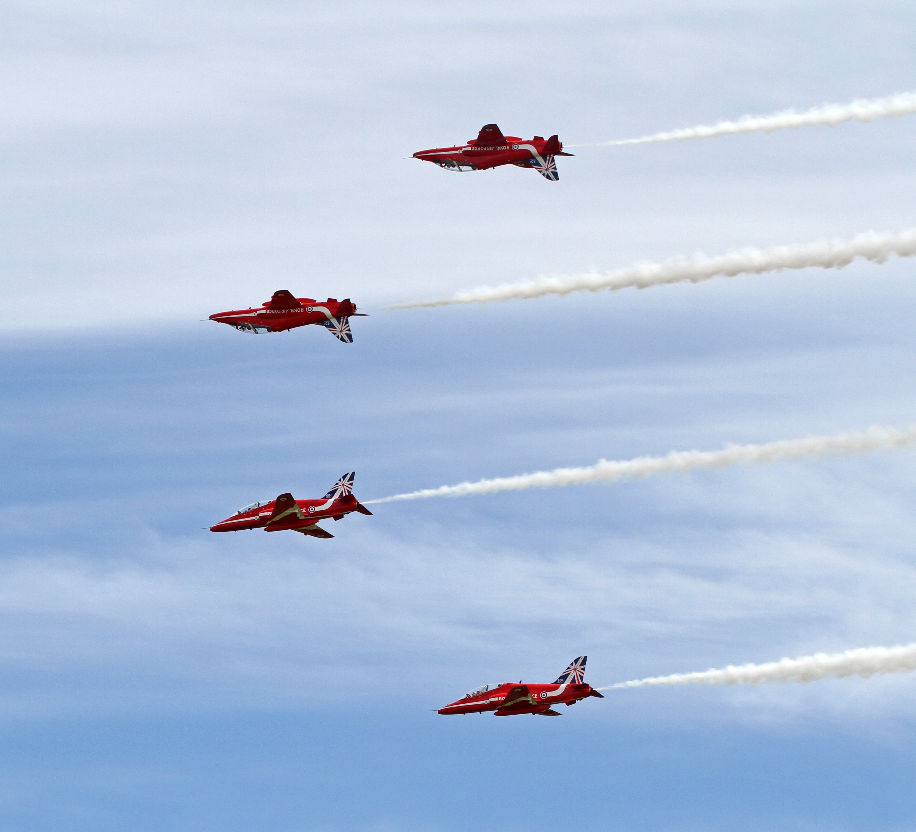 Пролетаем на красный и там безопасно. Су 57 Red arrows. Летающий краснвй Комаи. Red arrows Toxic Culture. Красные стрелы хочу чтоб летели.