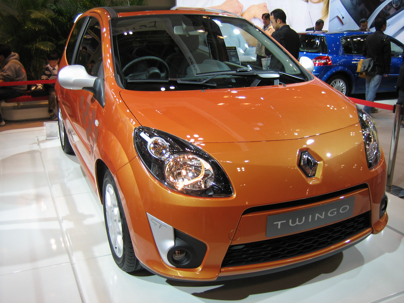 File:Renault Twingo II Phse I GT Funken-Orange.JPG - Wikimedia Commons