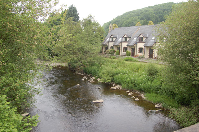 File:Riverside Houses - geograph.org.uk - 1339078.jpg