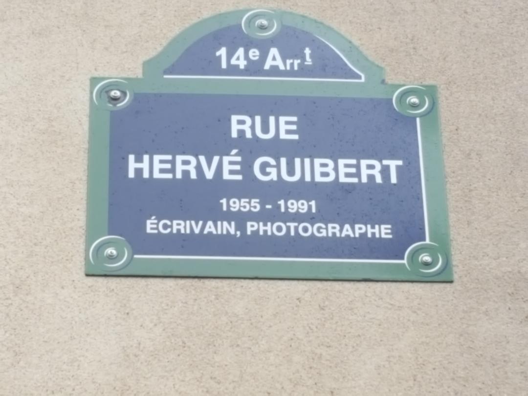  Placa da rua Hervé Guibert em Paris.