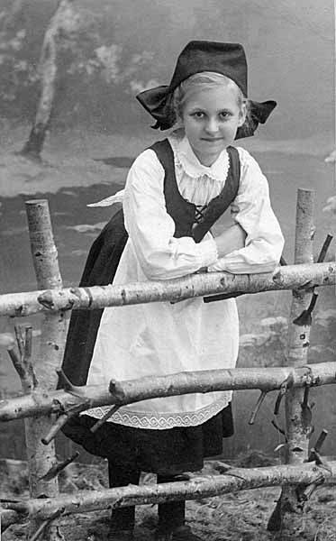 File:Ruth Herberg as a young girl in traditional Norwegian dress, Lillehammer, Norway, 1910 (PORTRAITS 724).jpg