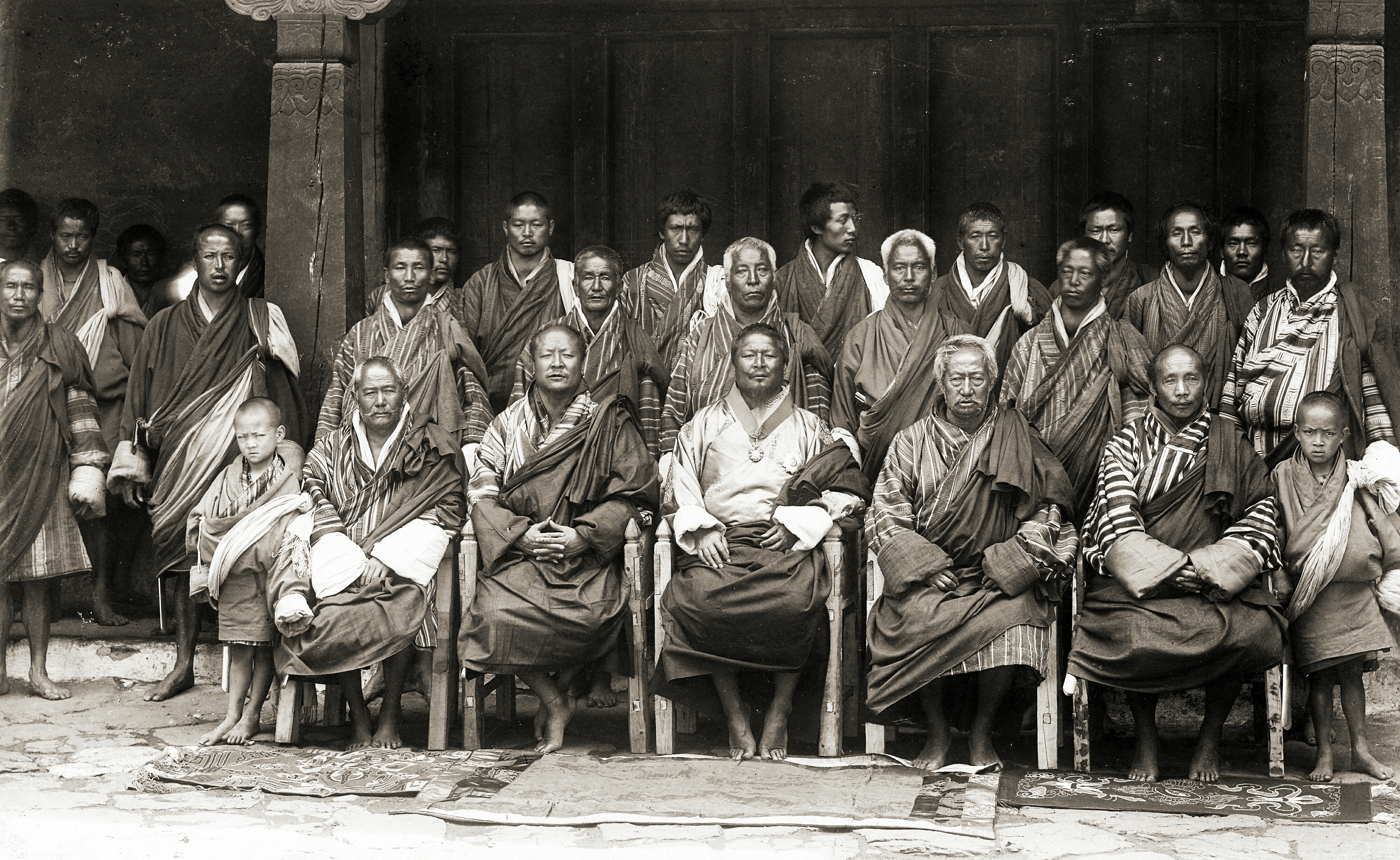 Đức Vua Ugyen Wangchuck cùng các thành viên Quốc hội vào năm 1905