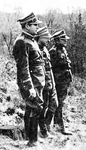Od lewej: Michał Rola-Żymierski, Marian Spychalski i Karol Świerczewski nad Nysą Łużycką (1945)