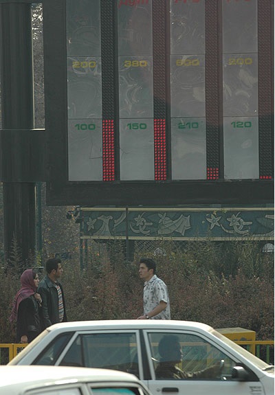 File:Tehran smoggy day - 29 November 2006 (7 8509080497 L600).jpg