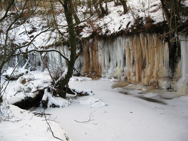 File:The Frozen Luggie - geograph.org.uk - 1656691.jpg