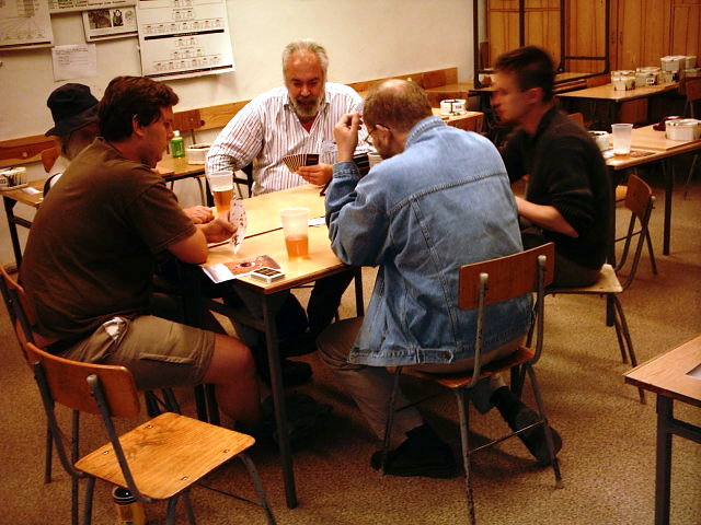 Opinião Traseira O Homem Que Joga O Jogo De Cartas Com Amigos Foto